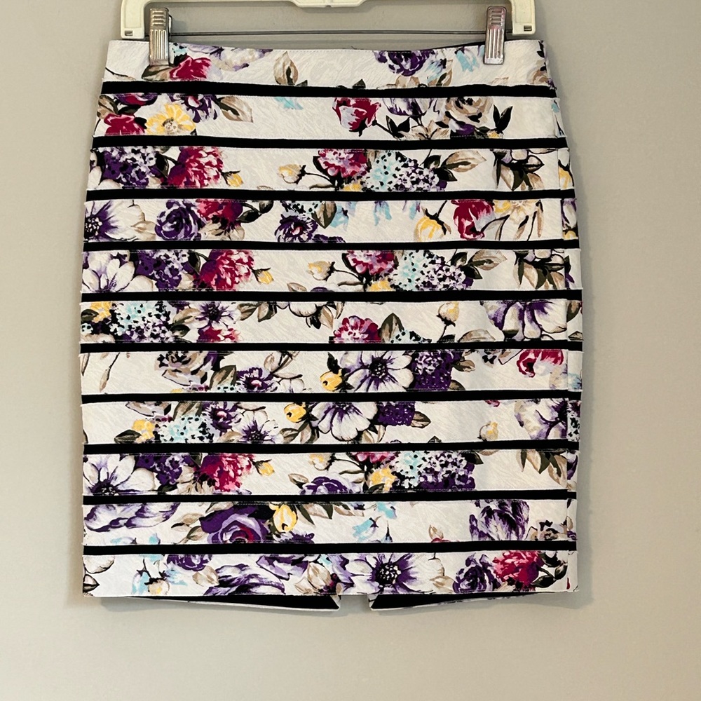 NWT White House Black Market Jacquard Floral Bumblebee Skirt Size 2
